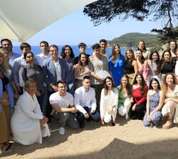 Sus Altezas Reales la Princesa de Asturias y de Girona y la Infanta Sofía junto a los participantes al encuentro con los jóvenes de los Programas de l
