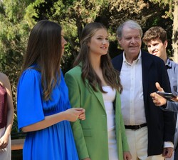 La Princesa Leonor y la Infanta Sofía conversan con el director general de la FPdGi