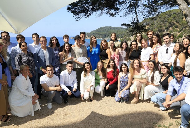 Sus Altezas Reales la Princesa de Asturias y de Girona y la Infanta Sofía junto a los participantes al encuentro con los jóvenes de los Programas de l
