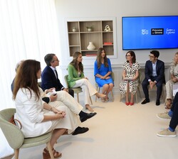La Princesa Leonor y la Infanta Sofía durante la presentación del estudio “Impacto Profesional de la Inteligencia Artificial en los Jóvenes̶