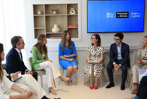 La Princesa Leonor y la Infanta Sofía durante la presentación del estudio “Impacto Profesional de la Inteligencia Artificial en los Jóvenes̶