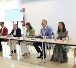 Sus Majestades los Reyes acompañados por Sus Altezas Reales la Princesa de Asturias y de Girona, y la Infanta Sofía durante la reunión con los miembro