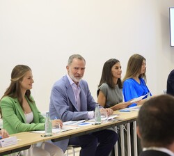 Don Felipe, Doña Letizia, la Princesa Leonor y la Infanta Sofía durante la reunión con los miembros del Consejo Asesor Joven de la Fundación Princesa 