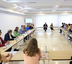 Vista general de la reunión de Sus Majestades los Reyes acompañados por Sus Altezas Reales la Princesa de Asturias y de Girona, y la Infanta Sofía con