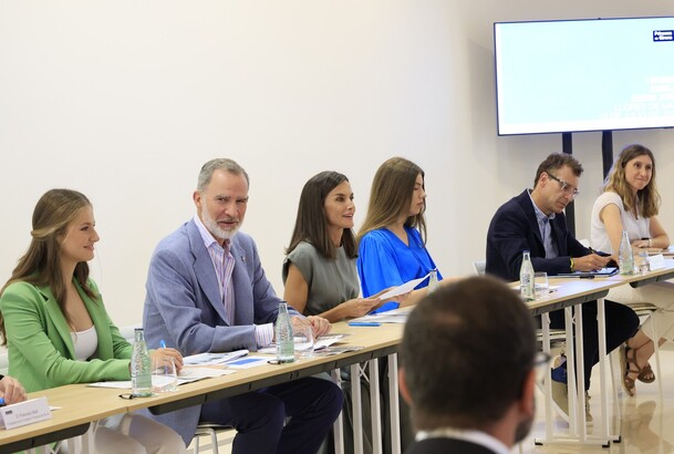 Don Felipe, Doña Letizia, la Princesa Leonor y la Infanta Sofía durante la reunión con los miembros del Consejo Asesor Joven de la Fundación Princesa 