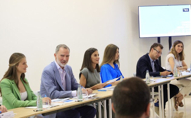 Don Felipe, Doña Letizia, la Princesa Leonor y la Infanta Sofía durante la reunión con los miembros del Consejo Asesor Joven de la Fundación Princesa 