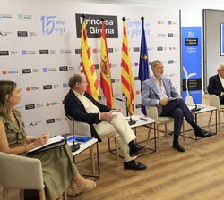 Su Majestad el Rey durante el desarrollo de la reunión