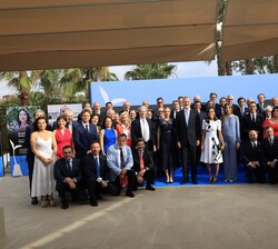 Sus Majestades los Reyes, acompañados de Sus Altezas Reales la Princesa de Asturias y de Girona y la Infanta Sofía junto a los patronos