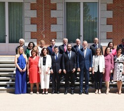 Su Majestad el Rey junto a la comisión del Ministerio de Economía, Comercio y Empresa y del Tesoro Público, acompañadas por una representación de los 