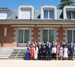 Don Felipe junto a la comisión del Ministerio de Economía, Comercio y Empresa y del Tesoro Público, acompañadas por una representación de los responsa