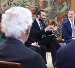 Su Majestad el Rey atiende a la exposición del ministro de Economía, Comercio y Empresa, Carlos Cuerpo Caballero