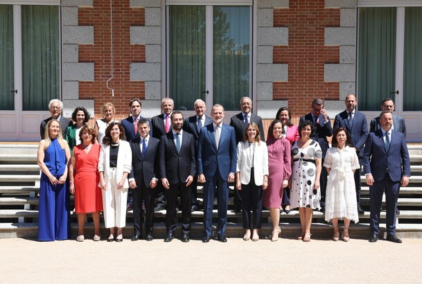 Su Majestad el Rey junto a la comisión del Ministerio de Economía, Comercio y Empresa y del Tesoro Público, acompañadas por una representación de los 