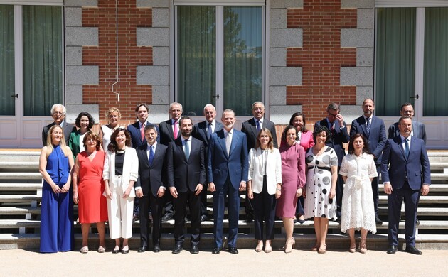 Su Majestad el Rey junto a la comisión del Ministerio de Economía, Comercio y Empresa y del Tesoro Público, acompañadas por una representación de los 