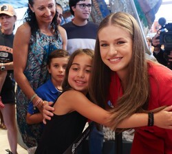 Su Alteza Real la Princesa de Asturias junto a una niña que no dudó en abrazarla a la salida del Oceanário de Lisboa
