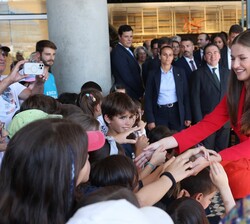 Doña Leonor saluda a los niños que la esperaban en el exterior del Oceanário de Lisboa