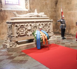 Doña Leonor ante la tumba de Luis de Camões