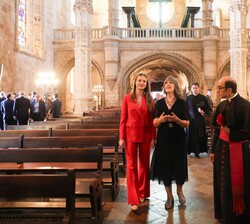 Doña Leonor, acompañada de la directora del Monasterio de los Jerónimos y del Prior de Santa María de Belém, recorre el Monasterio