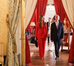 Doña Leonor, acompañada del Presidente de la República portuguesa, Su Excelencia Marcelo Rebelo de Sousa, se dirigen al comedor oficial