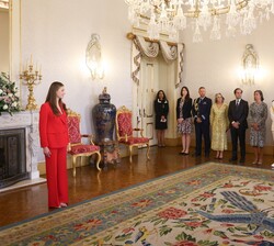 Doña Leonor, en el Salón de Embajadores del Palacio de Belém