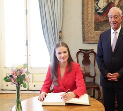 Doña Leonor firma en Libro de Honor
