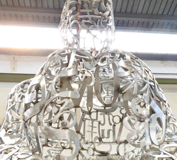 Sus Altezas Reales la Princesa de Asturias y la Infanta Doña Sofía durante su recorrido por la exposición de obras de Jaume Plensa
