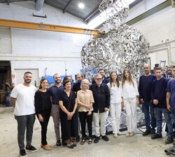 Doña Leonor y Doña Sofía con el artista plástico, Jaume Plensa, su mujer y trabajadores del Taller