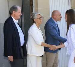 Sus Altezas Reales la Princesa de Asturias y la Infanta Doña Sofía recibidas a su llegada por la alcaldesa de Sant Feliú de Llobregat, Lourdes Borrell