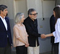 Sus Altezas Reales la Princesa de Asturias y la Infanta Doña Sofía recibidas a su llegada por el artista plástico, Jaume Plensa