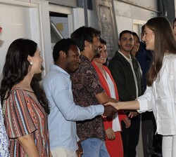 Doña Leonor y Doña Sofía saludan a un grupo de premiados de la Fundación Princesa de Girona de ediciones anteriores