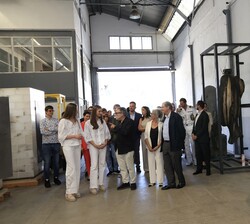 Doña Leonor y Doña Sofía acceden a la nave del Taller para iniciar su visita
