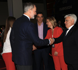 Su Majestad el Rey recibe el saludo del presidente de la Real Federación Española de Fútbol, Pedro Ángel Rocha