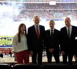 Su Majestad el Rey, Su Alteza Real la Infanta Doña Sofía, el presidente de la UEFA, Aleksander Ceferin, Su Alteza Real el Príncipe de Gales y Su Altez