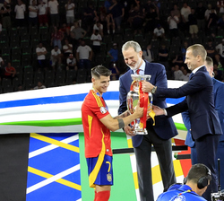Su Majestad el Rey entrega la copa de campeón de la UEFA EURO 2024 al capitán de la selección española , Álvaro Morata