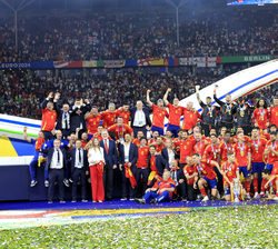 Su Majestad el Rey y Su Alteza Real la Infanta Doña Sofía celebran con los integrantes del equipo la victoria en la final