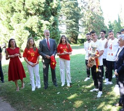 Sus Majestades los Reyes, junto a Sus Altezas Reales la Princesa de Asturias y la Infanta Doña Sofía conversan con los jugadores y equipo técnico de l