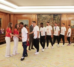 Los jugadores de la selección de fútbol saludan a Sus Majestades los Reyes, junto a Sus Altezas Reales la Princesa de Asturias y la Infanta Doña Sofía