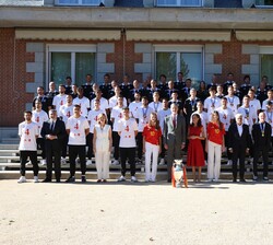 Sus Majestades los Reyes, junto a Sus Altezas Reales la Princesa de Asturias y la Infanta Doña Sofía junto al equipo de la selección nacional de fútbo
