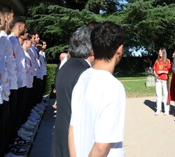Su Majestad el Rey dirige unas breves palabras a los jugadores y equipo técnico de la selección española de fútbol