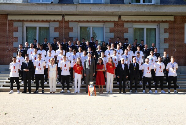 Sus Majestades los Reyes, junto a Sus Altezas Reales la Princesa de Asturias y la Infanta Doña Sofía junto al equipo de la selección nacional de fútbo