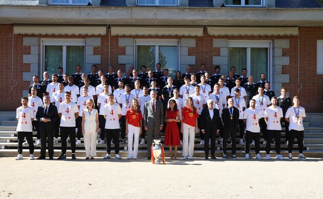 Sus Majestades los Reyes, junto a Sus Altezas Reales la Princesa de Asturias y la Infanta Doña Sofía junto al equipo de la selección nacional de fútbo
