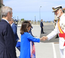 Su Majestad el Rey recibe el saludo de la ministra de Defensa, Margarita Robles, a Su llegada a la Escuela Naval de Marín
