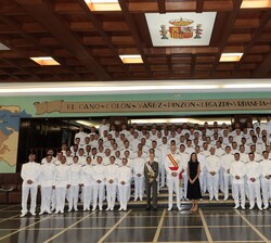 Sus Majestades los Reyes y Su Alteza Real la Princesa de Asturias junto a los jurandos y los alumnos de las promociones que recibieron los Reales Desp