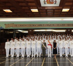 Sus Majestades los Reyes y Su Alteza Real la Princesa de Asturias junto a los jurandos y los alumnos de las promociones que recibieron los Reales Desp