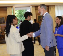 Los alumnos asistentes a la audiencia saludan a Sus Majestades los Reyes y Sus Altezas Reales la Princesa de Asturias y la Infanta Doña Sofía