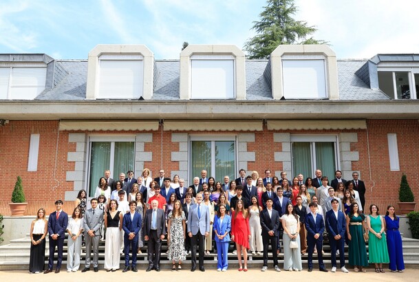 Sus Majestades los Reyes y Sus Altezas Reales la Princesa de Asturias y la Infanta Doña Sofía junto al Patronato de la Fundación Comité Español de los