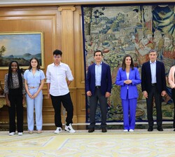 Su Majestad la Reina junto a los asistentes a la audiencia de la Fundación Microfinanzas BBVA