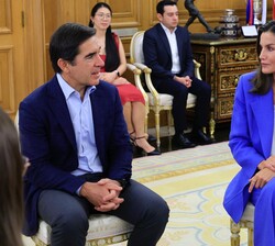 Su Majestad la Reina atiende a la exposición del presidente de BBVA, Carlos Torres Vila