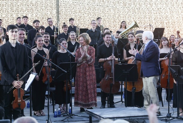 Doña Sofía aplaude a la Orquesta Sinfónica de Castilla y León tras la actuación