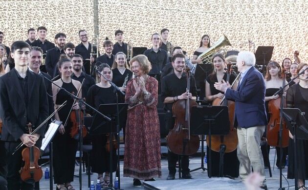 Doña Sofía aplaude a la Orquesta Sinfónica de Castilla y León tras la actuación