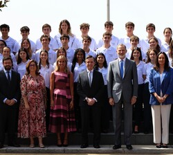 Don Felipe acompañado de los participantes en la XIX edición del Programa “Becas Europa” de la Universidad Francisco de Vitoria (UFV)